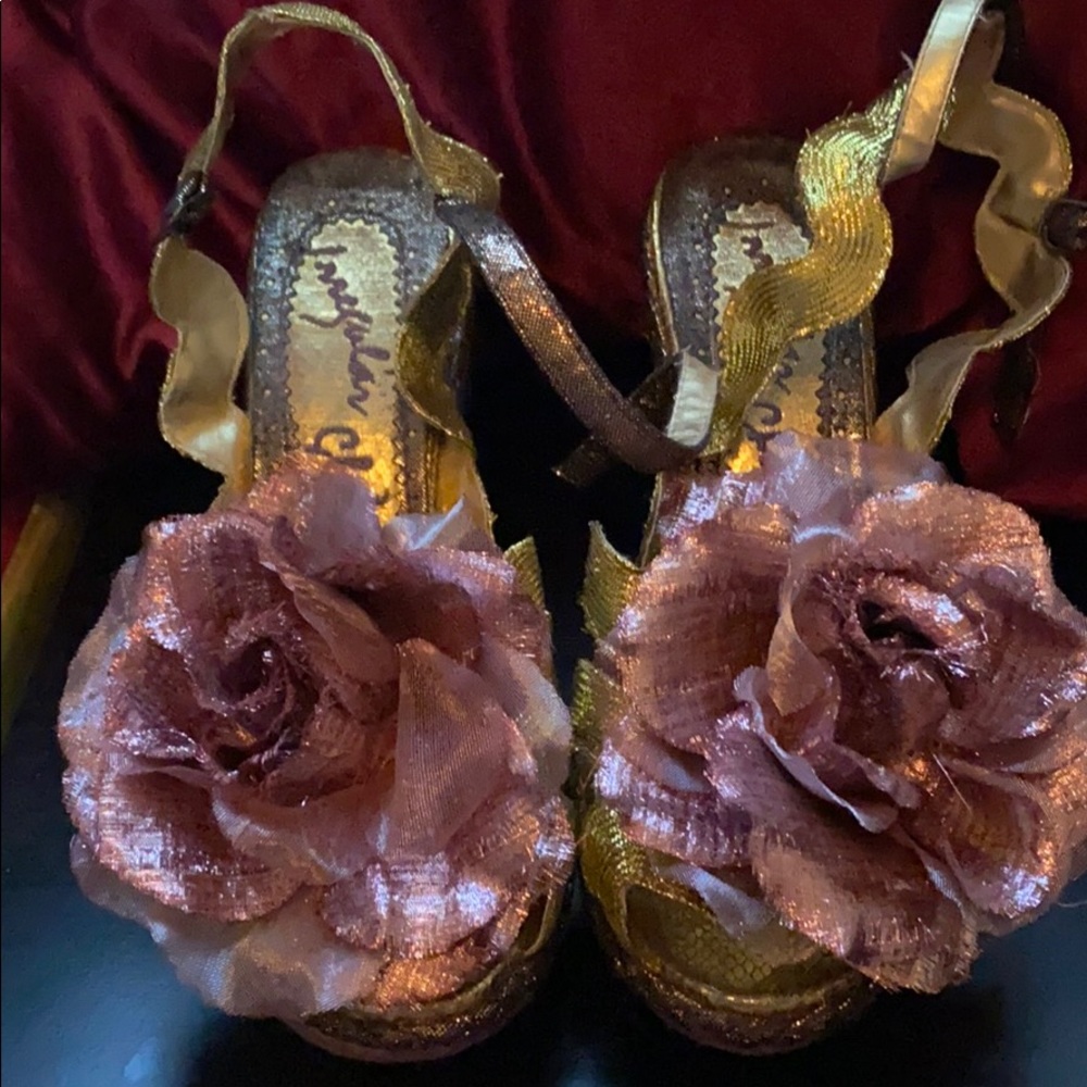 Unique & Hott Yellow metallic gold wedge sandals